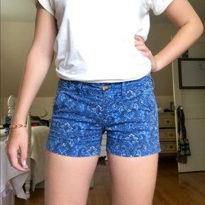 AEO blue patterned shorts